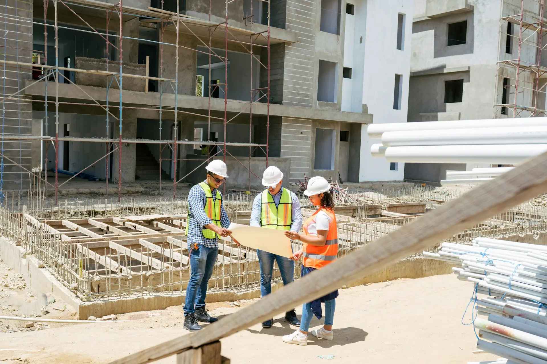 Equipo JP Rentals en operación de maniobra industrial con grúa en Monterrey